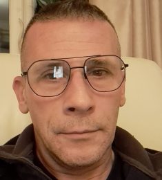 Lyubomir, 52 години , Хетеросексуален/а, Мъж, Yeovil, United Kingdom